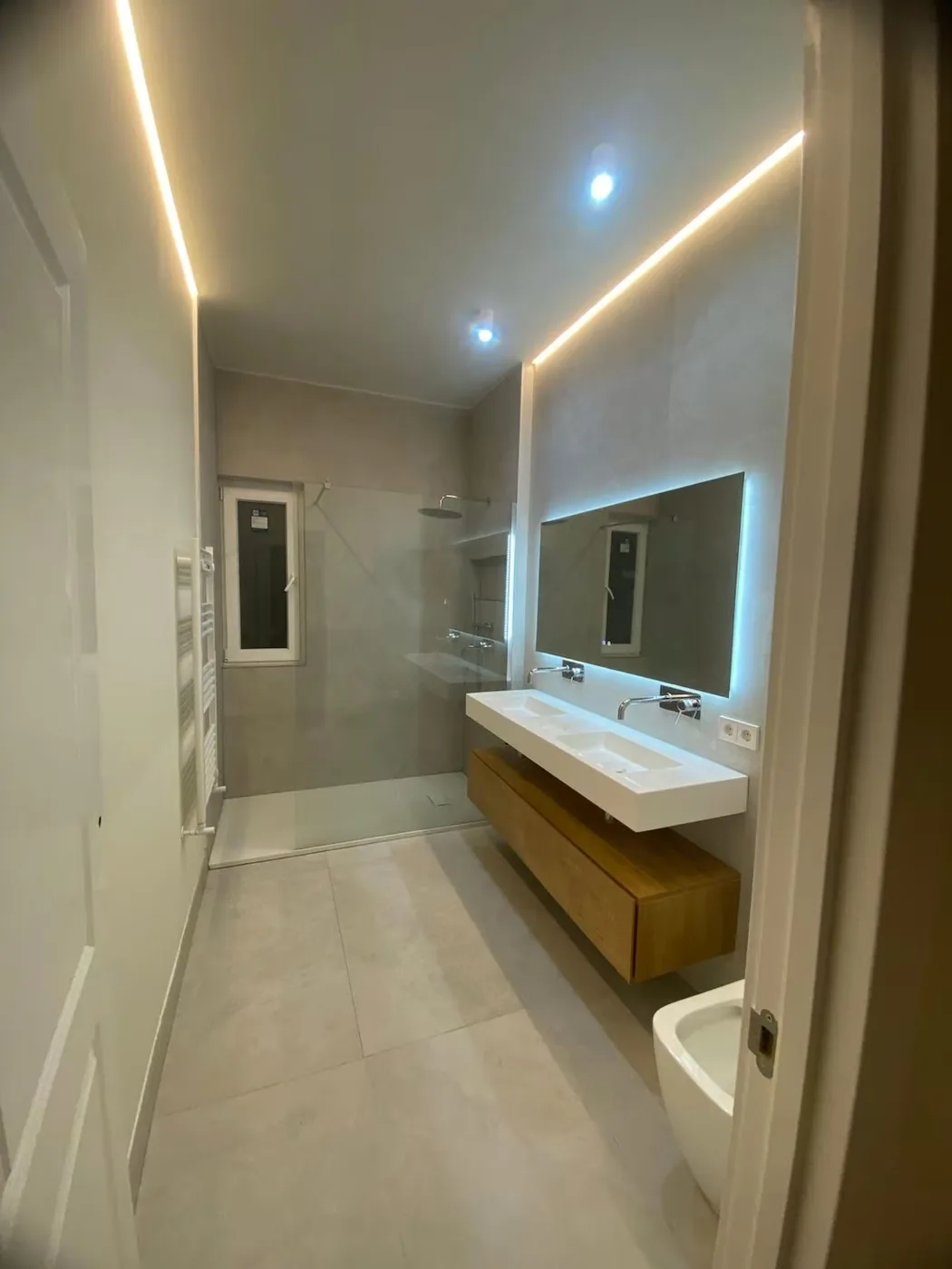 Baño reformado con ducha amplia e iluminación integrada